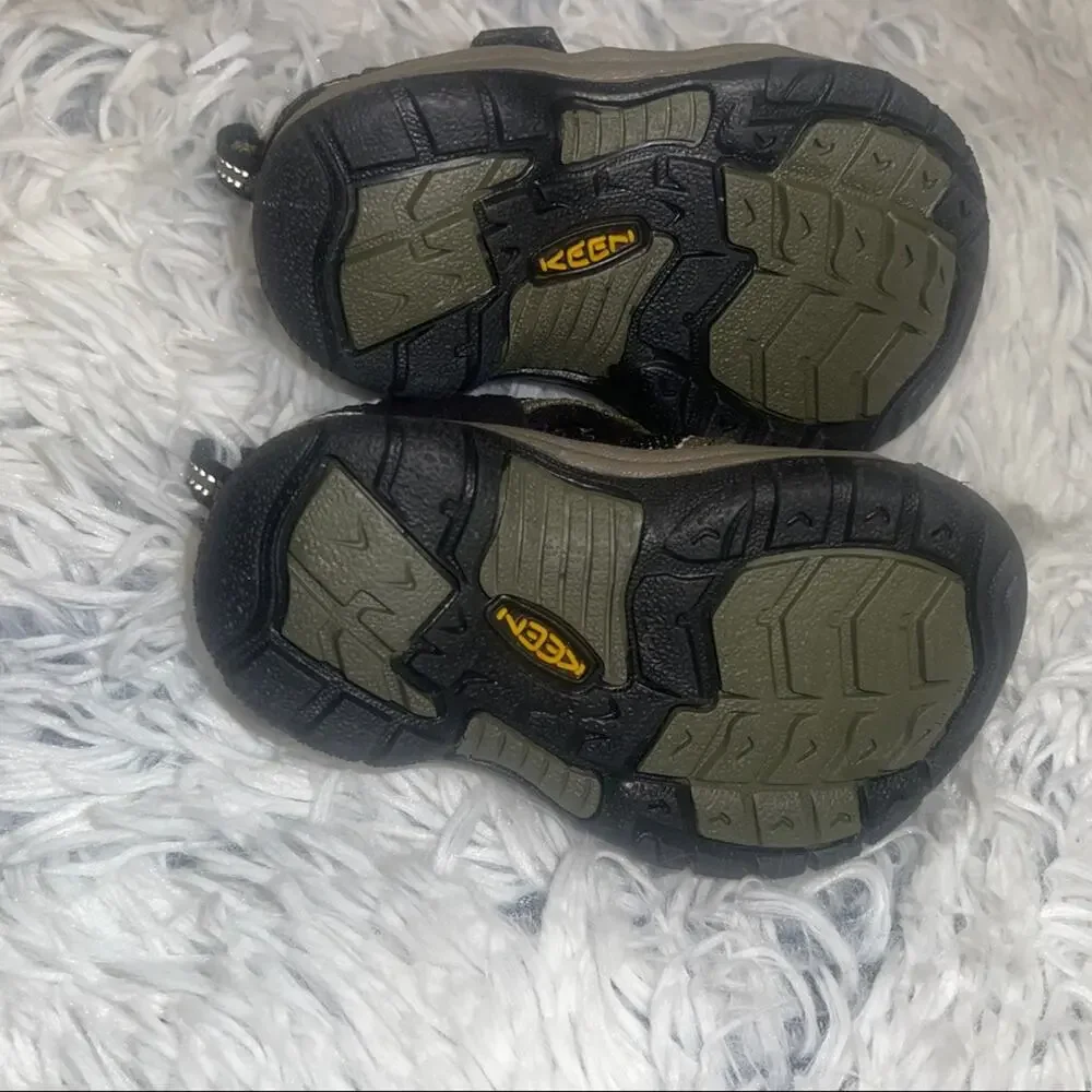 Keen black tan size 4 water‎ shoes